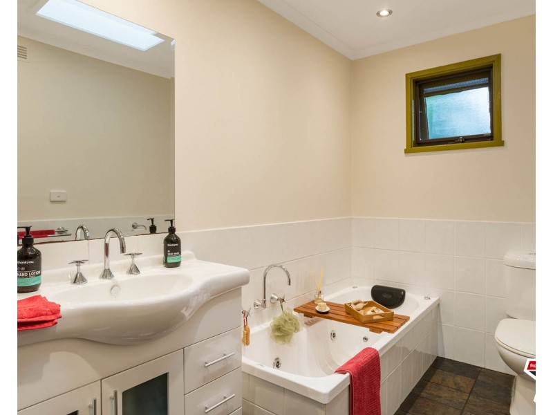 18 Poyner Avenue, Lilydale VIC 3140