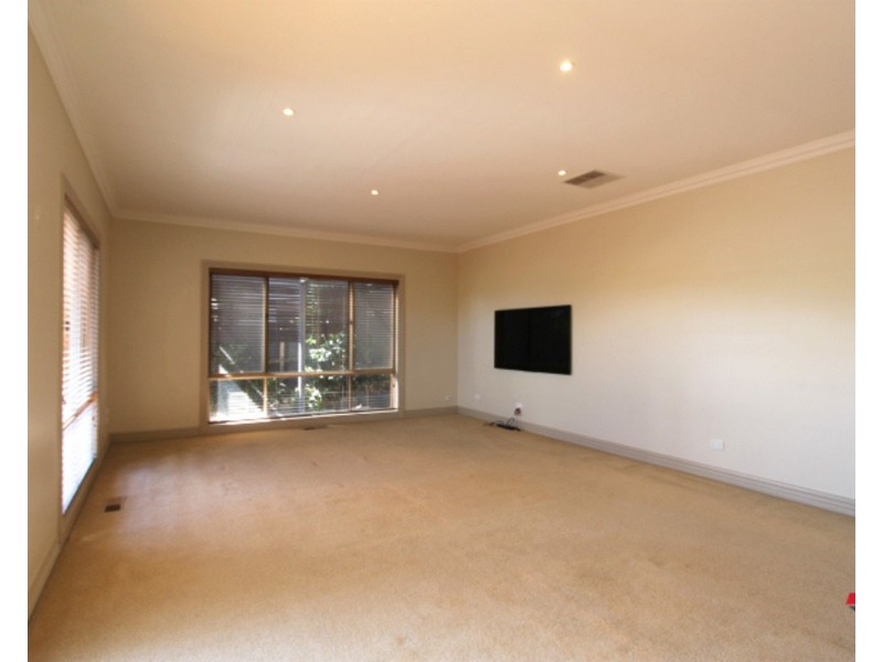 11 Darnley Way, Mooroolbark VIC 3138