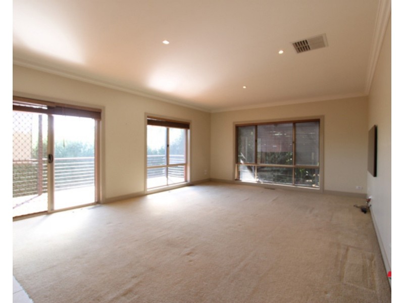 11 Darnley Way, Mooroolbark VIC 3138