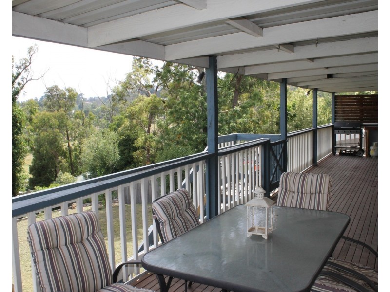 11 Weymar Crescent, Wandin North VIC 3139