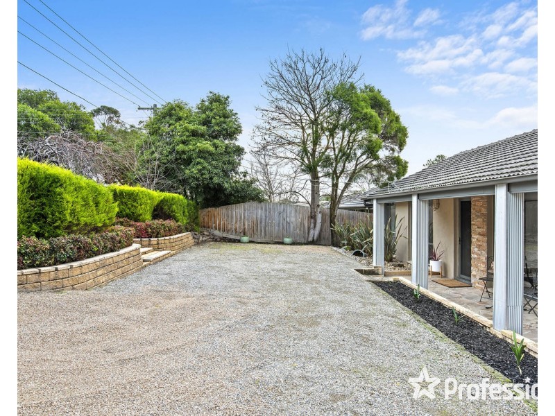 11 Sheldon Avenue, Mooroolbark VIC 3138
