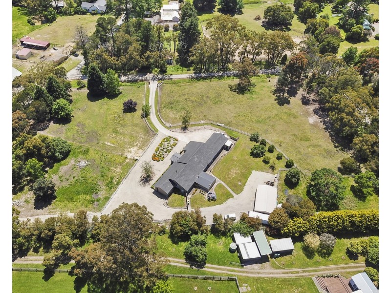 18 Bailey Grove, Wandin North VIC 3139