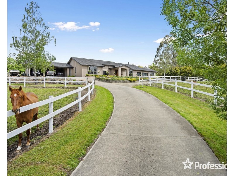 18 Bailey Grove, Wandin North VIC 3139