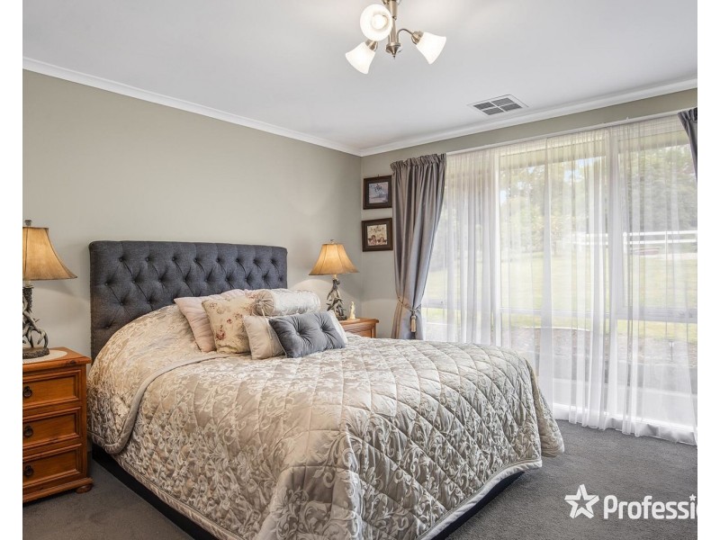 18 Bailey Grove, Wandin North VIC 3139
