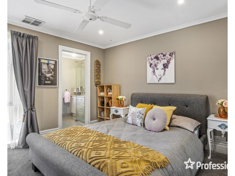 18 Bailey Grove, Wandin North VIC 3139