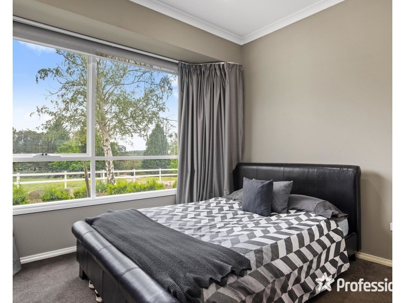 18 Bailey Grove, Wandin North VIC 3139