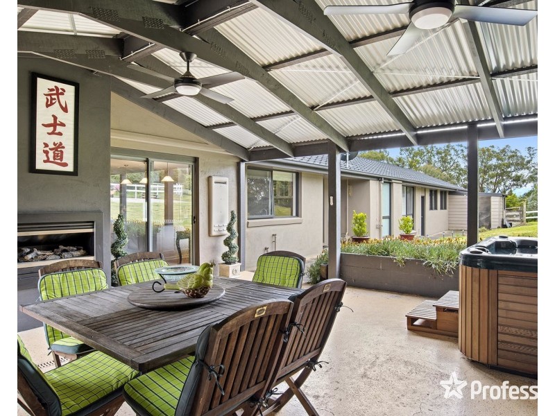 18 Bailey Grove, Wandin North VIC 3139