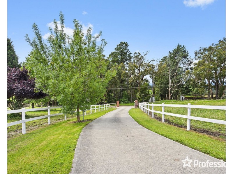 18 Bailey Grove, Wandin North VIC 3139