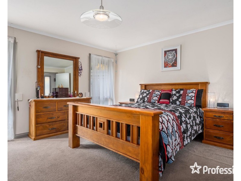 32 Kirkford Drive, Mooroolbark VIC 3138