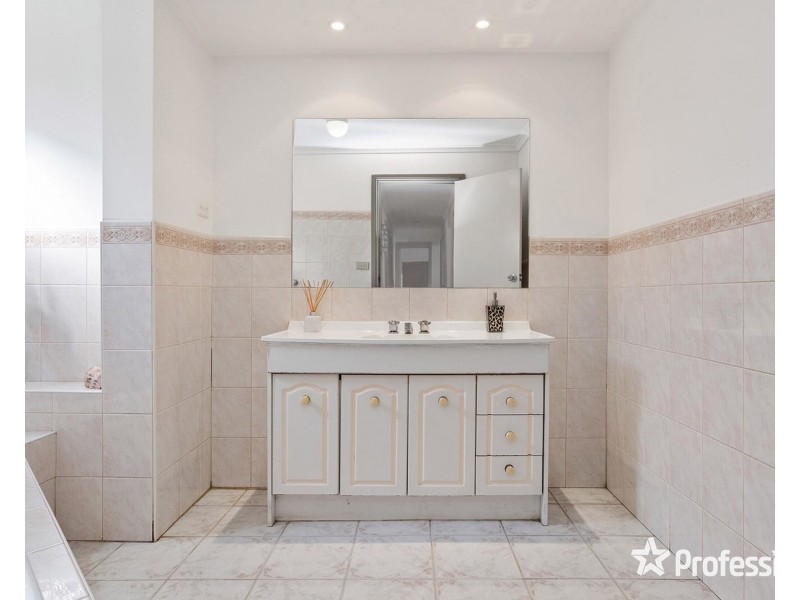 32 Kirkford Drive, Mooroolbark VIC 3138