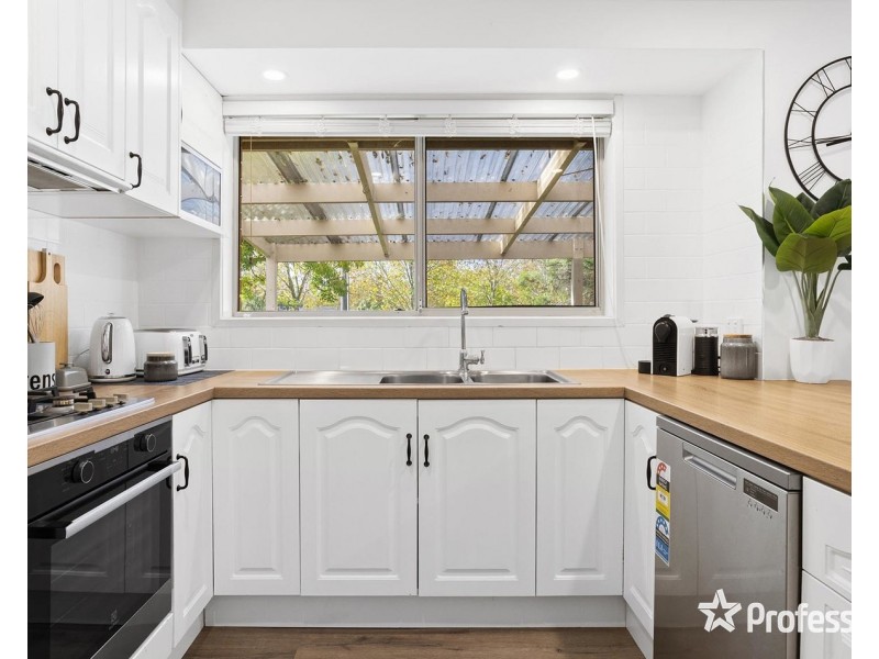 6 Village Green, Chirnside Park VIC 3116