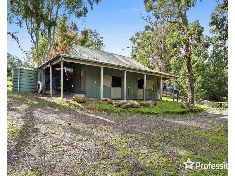 22 Bailey Grove, Wandin North VIC 3139
