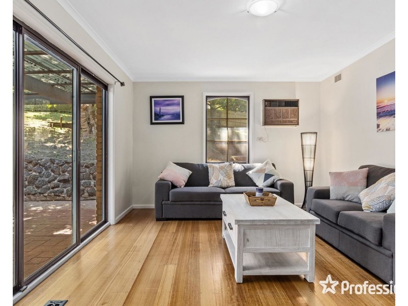 6  Parry Drive, Mooroolbark VIC 3138