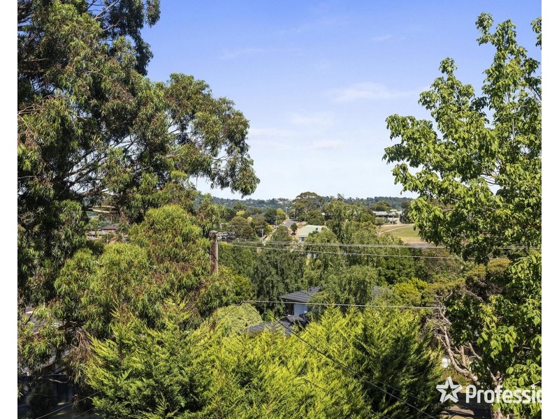 6  Parry Drive, Mooroolbark VIC 3138