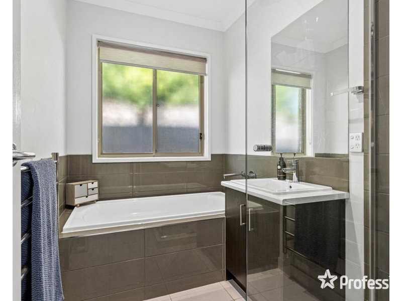 8 Knight Way, Chirnside Park VIC 3116