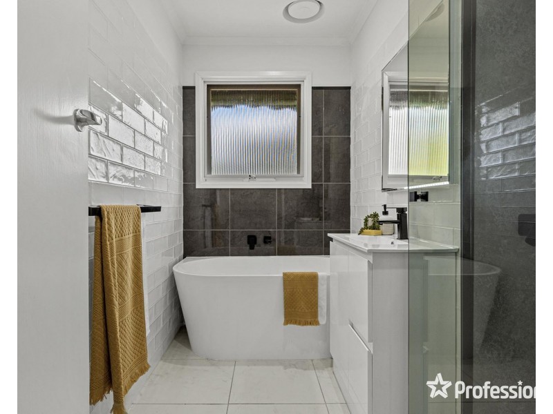 16 Swinburne Avenue, Mooroolbark VIC 3138