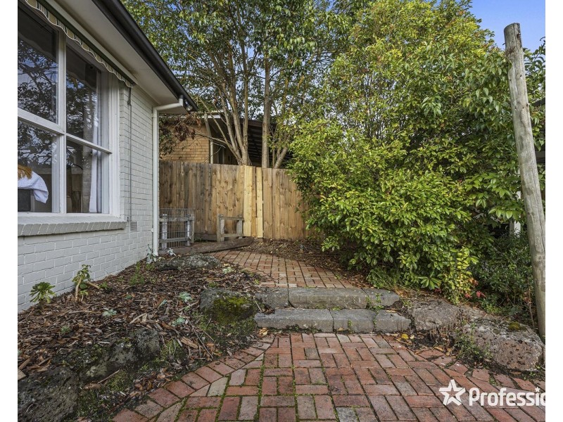 16 Swinburne Avenue, Mooroolbark VIC 3138