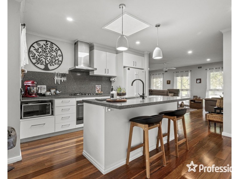 56 Struan Avenue, Mooroolbark VIC 3138
