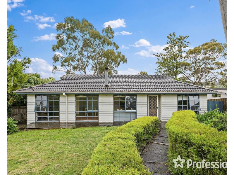 11 Weymar Crescent, Wandin North VIC 3139