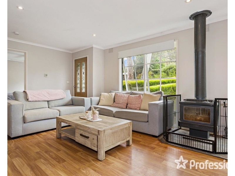 11 Weymar Crescent, Wandin North VIC 3139