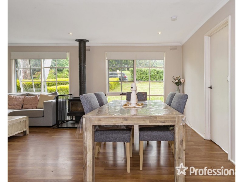 11 Weymar Crescent, Wandin North VIC 3139