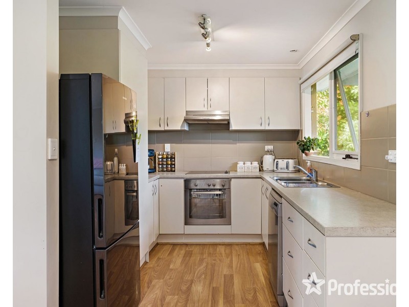 11 Weymar Crescent, Wandin North VIC 3139