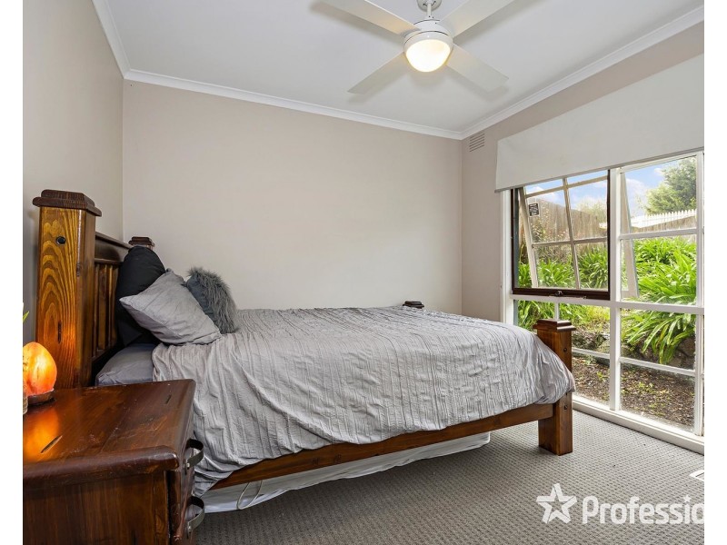 11 Weymar Crescent, Wandin North VIC 3139