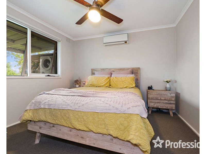 11 Weymar Crescent, Wandin North VIC 3139