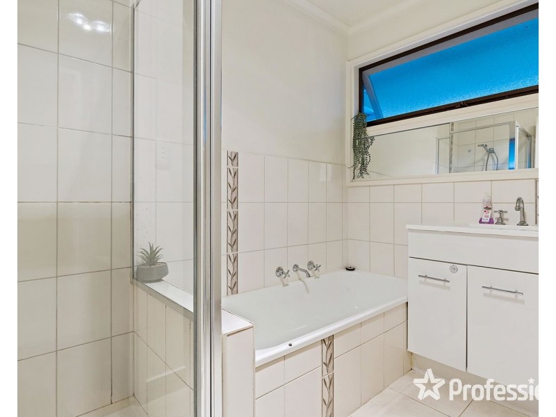 11 Weymar Crescent, Wandin North VIC 3139