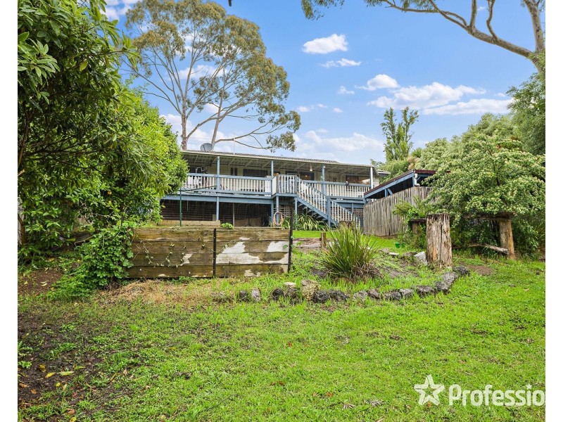 11 Weymar Crescent, Wandin North VIC 3139