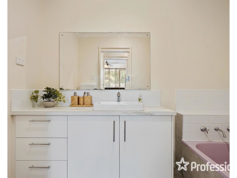 22 McDermott Avenue, Mooroolbark VIC 3138
