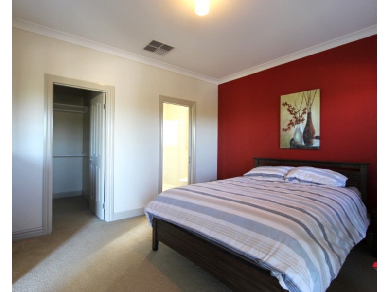11 Darnley Way, Mooroolbark VIC 3138