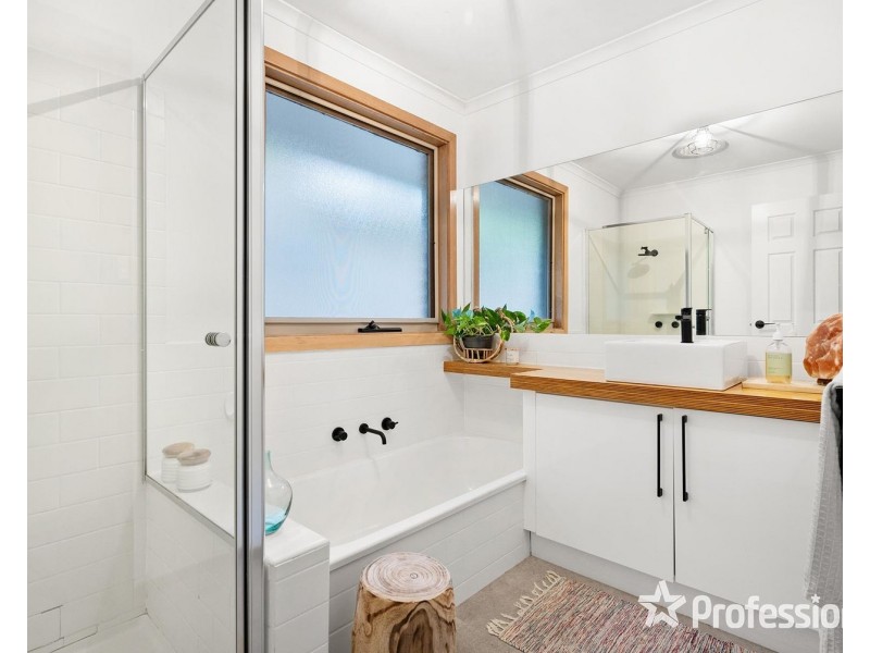 142 Nangathan Way, Croydon North VIC 3136