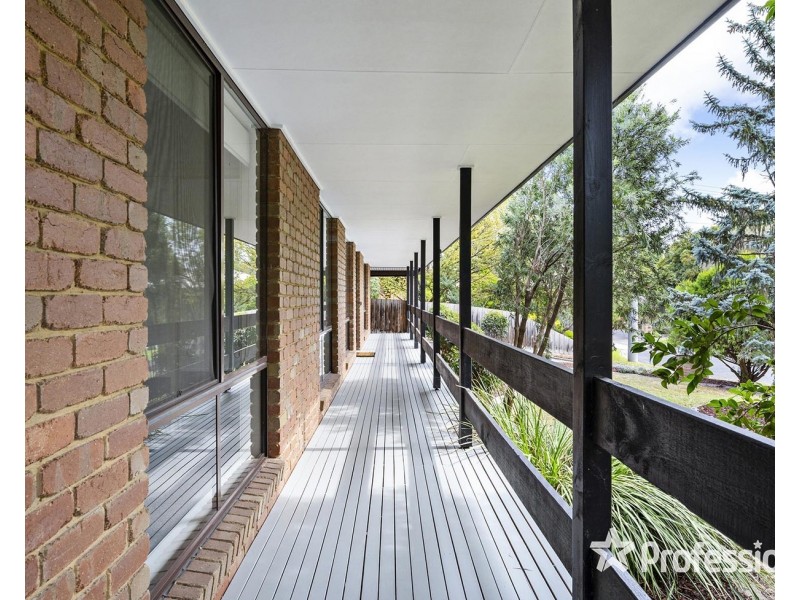 3 Dysart Place, Mooroolbark VIC 3138