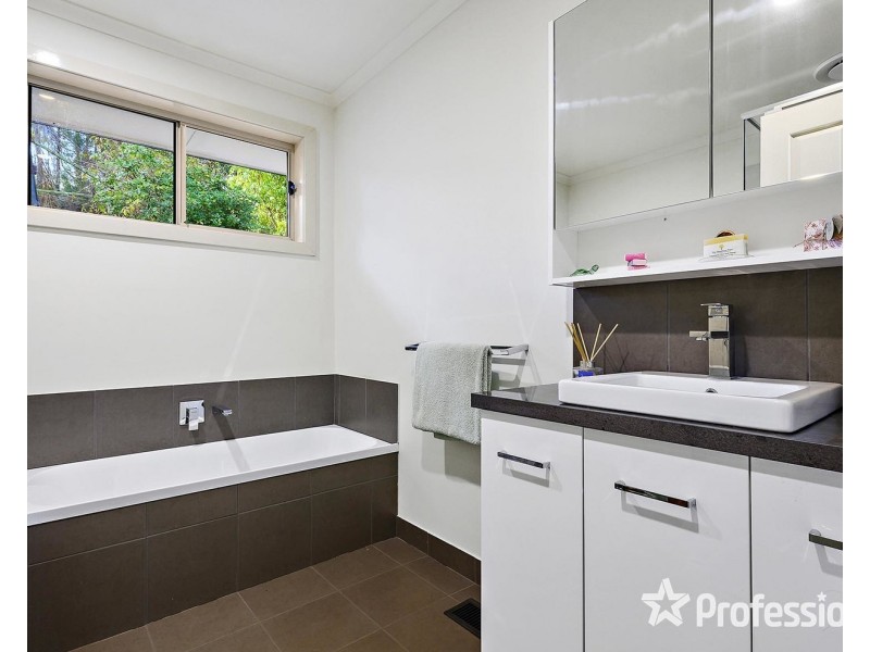 24 Hawkins Road, Montrose VIC 3765