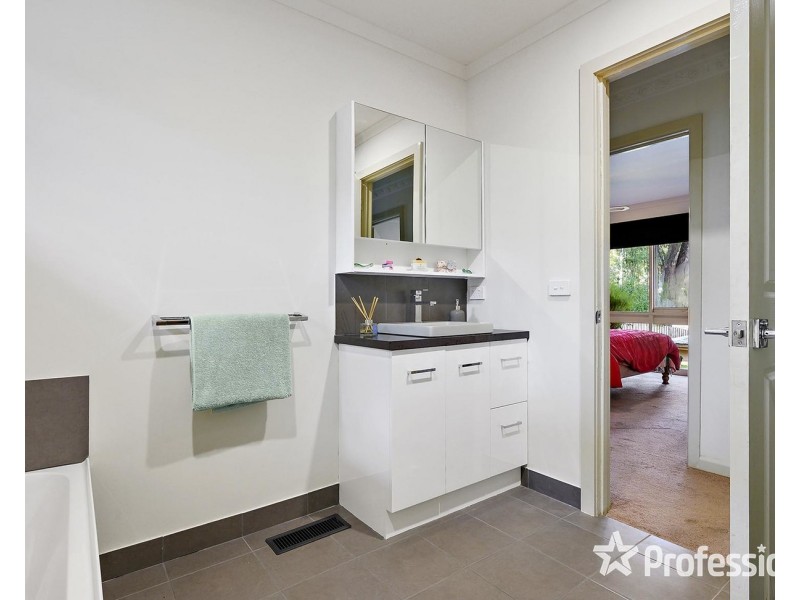 24 Hawkins Road, Montrose VIC 3765