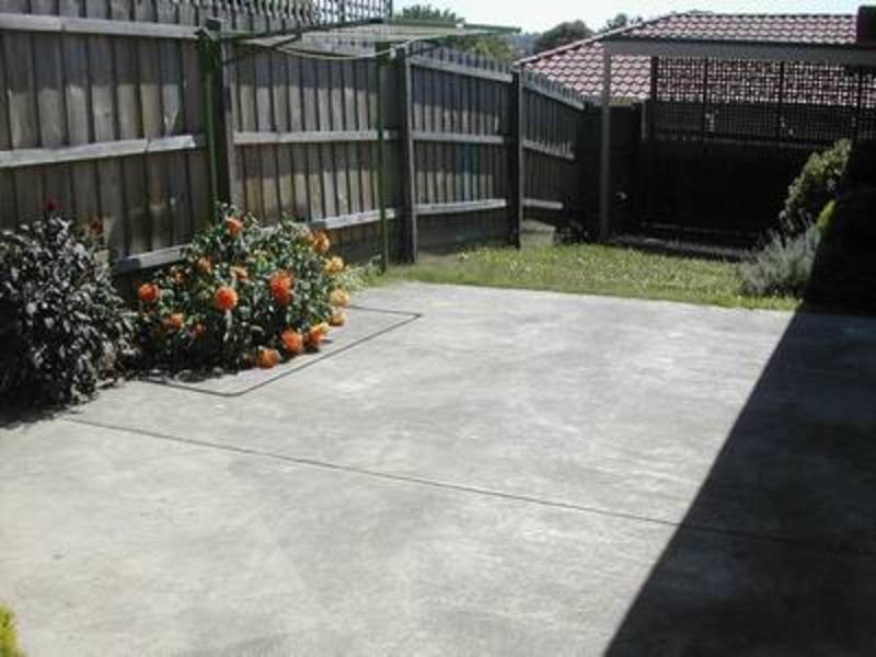 18 Larnook Crescent, Mooroolbark VIC 3138