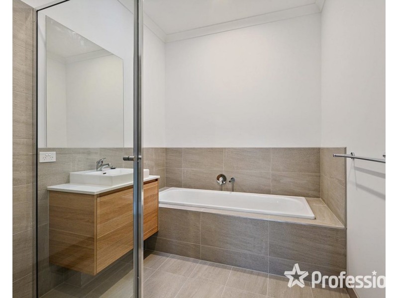 2/17 Erskine Ridge, Mooroolbark VIC 3138