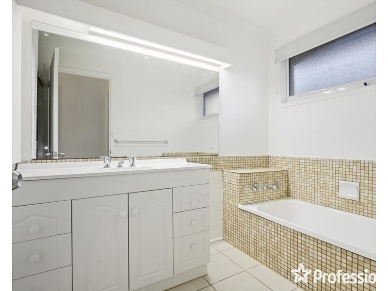 25 Clubpoint Drive, Chirnside Park VIC 3116