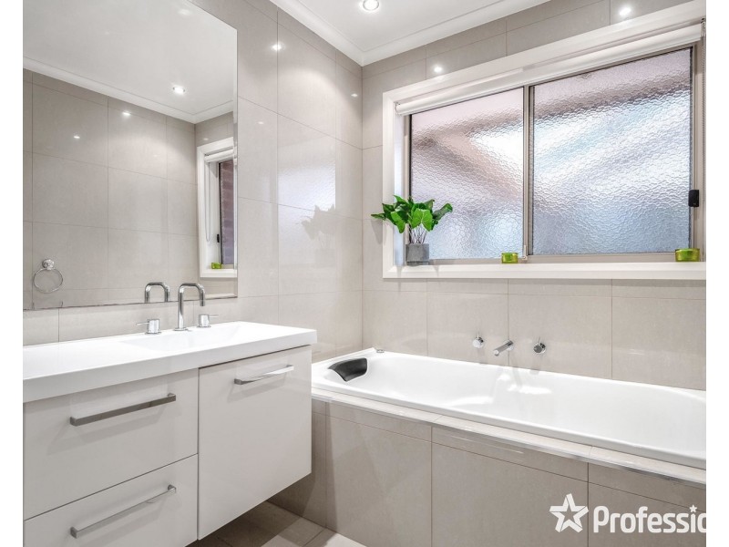 2 Rolaine Close, Lilydale VIC 3140