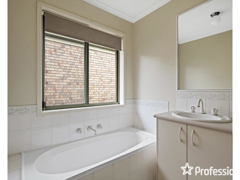 13 Ramble Crescent, Croydon VIC 3136