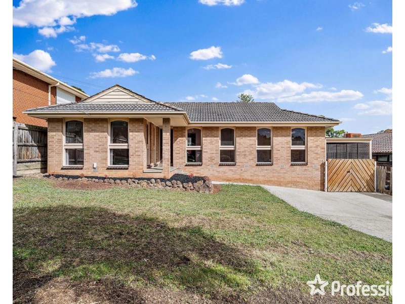 18 Larnook Crescent, Mooroolbark VIC 3138