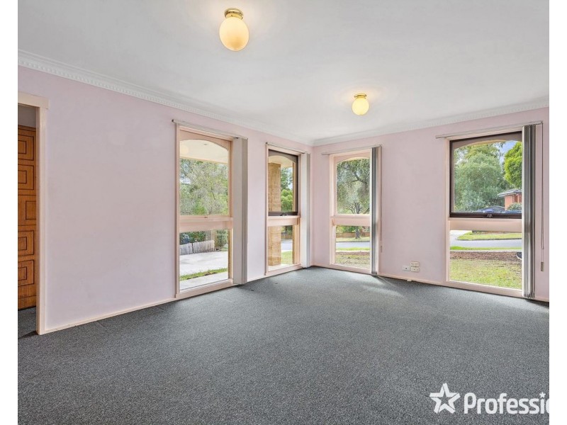 18 Larnook Crescent, Mooroolbark VIC 3138