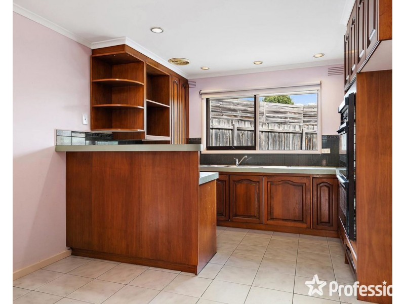 18 Larnook Crescent, Mooroolbark VIC 3138