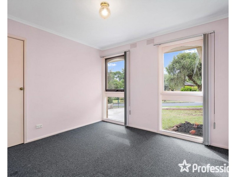 18 Larnook Crescent, Mooroolbark VIC 3138