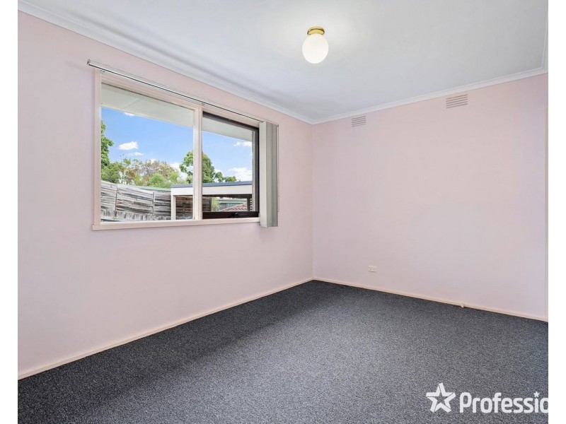 18 Larnook Crescent, Mooroolbark VIC 3138
