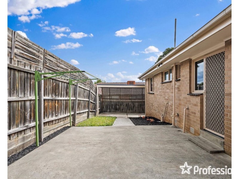 18 Larnook Crescent, Mooroolbark VIC 3138
