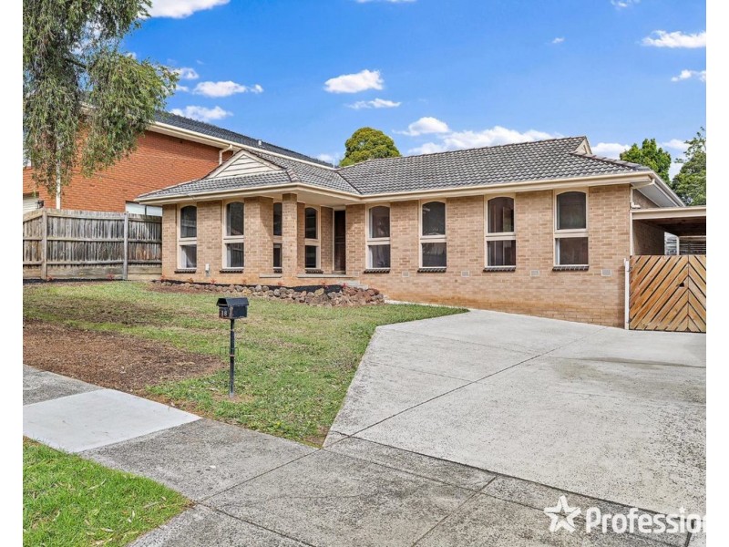18 Larnook Crescent, Mooroolbark VIC 3138