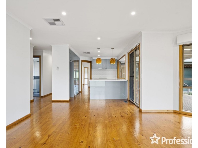 8 Michael Lane, Mount Evelyn VIC 3796