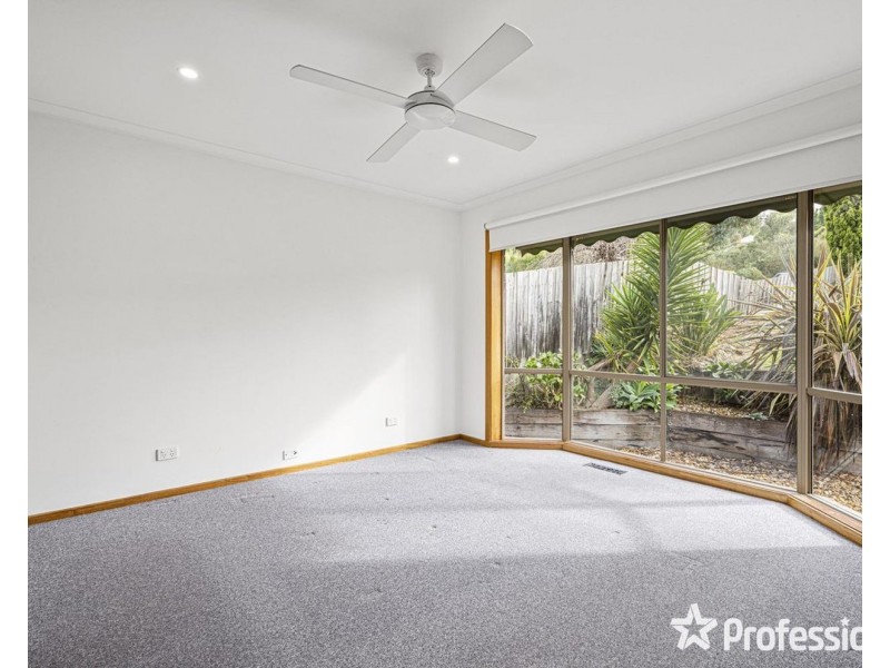 8 Michael Lane, Mount Evelyn VIC 3796